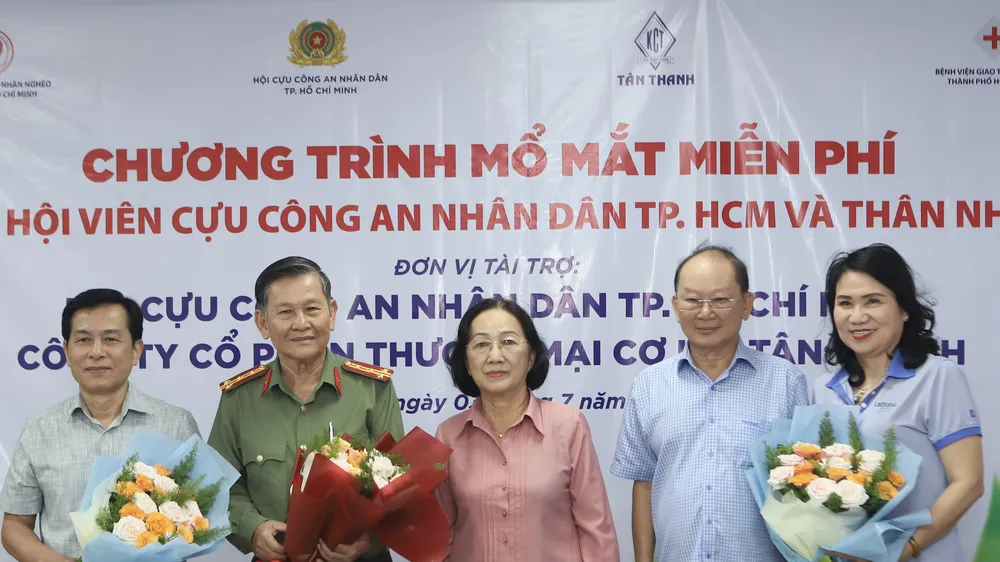 Đại diện Hội Cựu CAND TPHCM và Đại diện Công ty Tân Thanh nhận hoa cảm ơn từ Hội Bảo trợ bệnh nhân nghèo TPHCM. Ảnh: BÁO CATPHCM