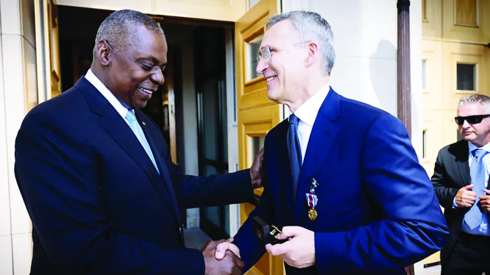 Tổng thư ký NATO Jens Stoltenberg (phải) gặp Bộ trưởng Quốc phòng Mỹ Lloyd Austin trước thềm hội nghị thượng đỉnh tại thủ đô Washington, Mỹ. Ảnh: NATO