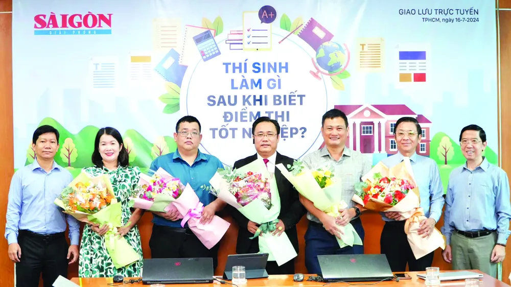 Nhà báo Nguyễn Nhật (bìa phải), Phó Tổng Biên tập Thường trực Báo SGGP, tặng hoa các khách mời tham gia buổi giao lưu trực tuyến