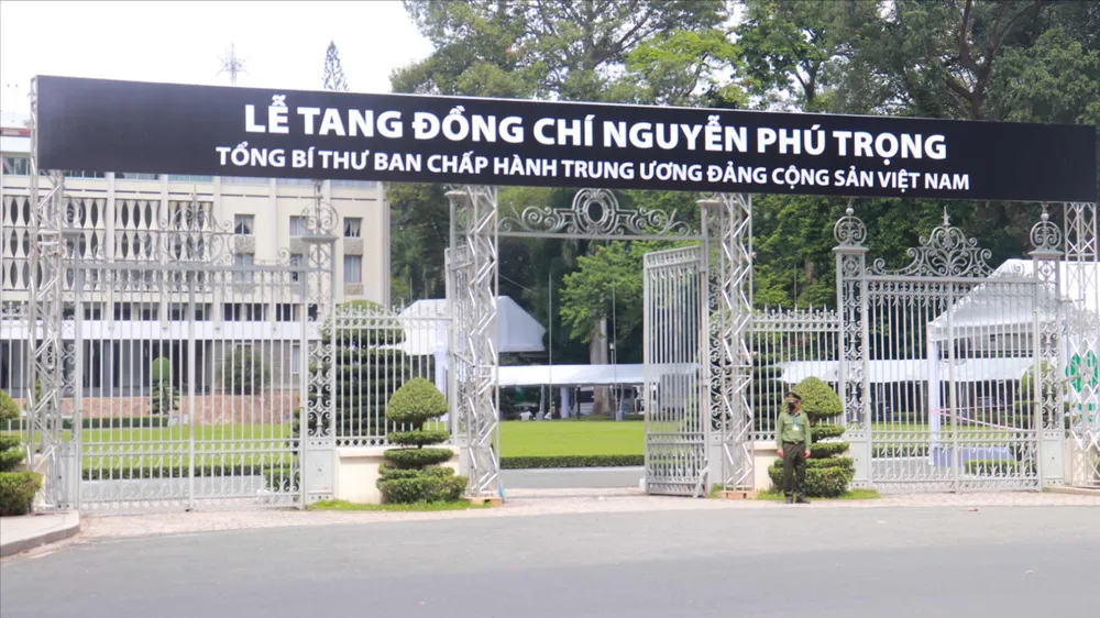 Người dân có mặt tại Hội trường Thống Nhất chờ viếng tang Tổng Bí thư Nguyễn Phú Trọng