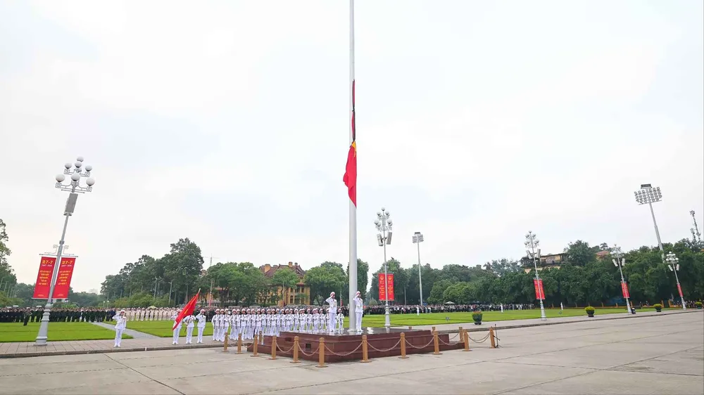 Trang trọng và xúc động cờ rủ ngày Quốc tang