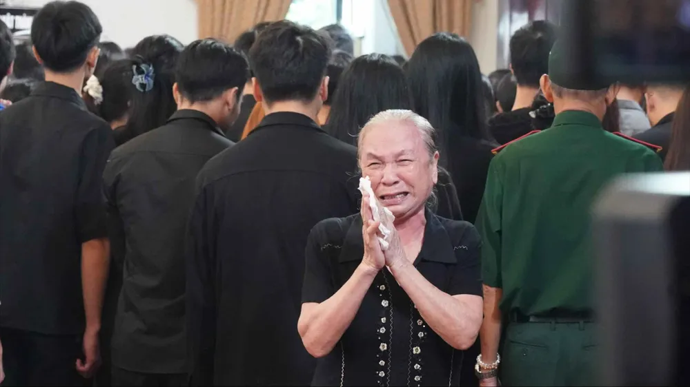 Dòng người đến sớm xếp hàng trật tự trước Hội trường Thống Nhất để chờ vào viếng Tổng Bí thư Nguyễn Phú Trọng