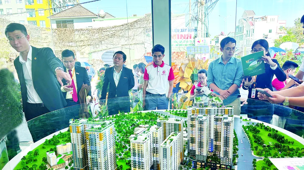 Khách hàng tìm hiểu một dự án căn hộ tại TP Dĩ An, tỉnh Bình Dương. Ảnh: ĐỨC TRUNG