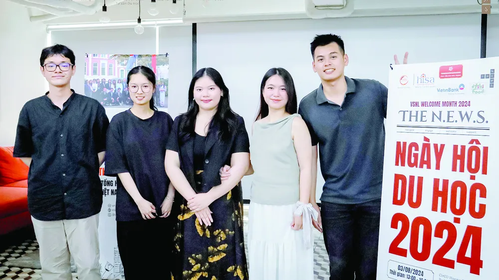 Vân Anh (giữa) trong Ngày hội du học Hà Lan 2024