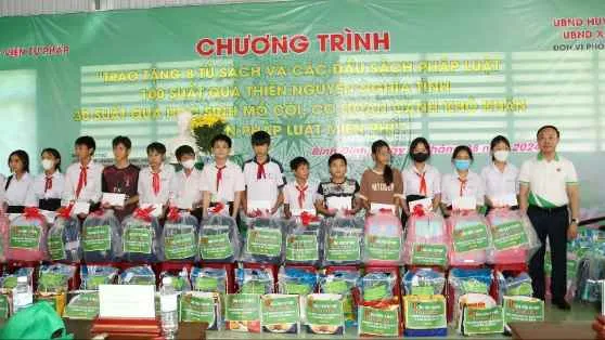 Học viện Tư pháp trao quà, tủ sách pháp luật cho người dân, trẻ em khó khăn tại Bình Định