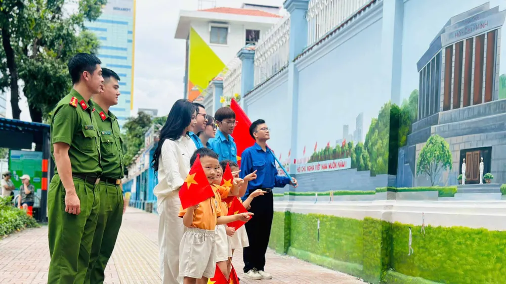 Ngắm Quảng trường Ba Đình giữa lòng TPHCM dịp Quốc khánh 2-9