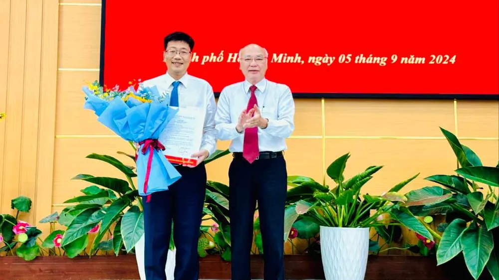 Trưởng Ban Tuyên giáo Thành ủy TPHCM Phan Nguyễn Như Khuê trao quyết định cho đồng chí Trần Thanh Tùng