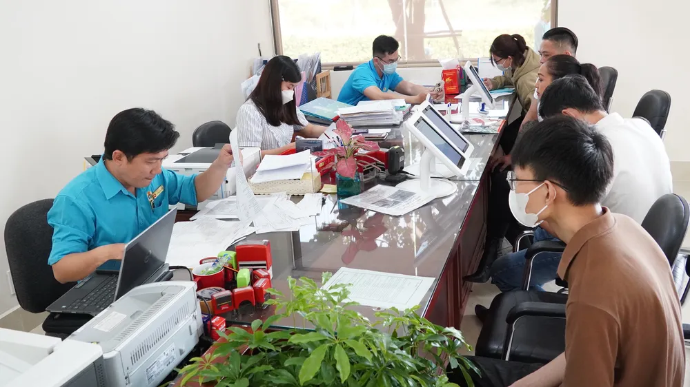 Công chức Trung tâm Hành chính công TP Thủ Đức tiếp nhận thủ tục hành chính của người dân