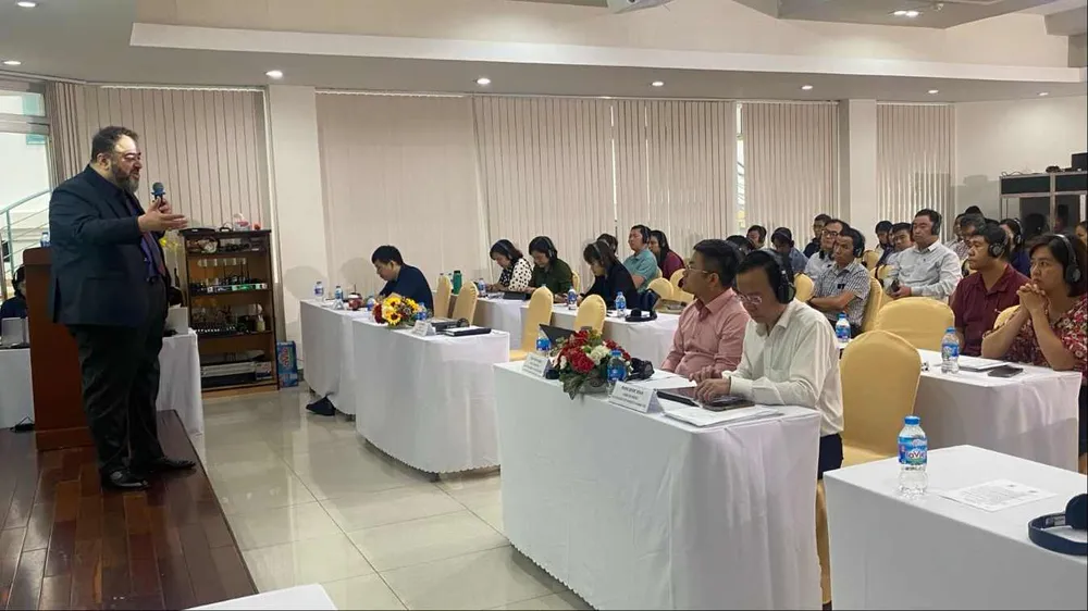 Lãnh đạo các Sở, ngành, quản lý của các cơ quan, tổ chức, cán bộ, công chức, viên chức.. tham gia khoá học. Ảnh : XUÂN HẠNH