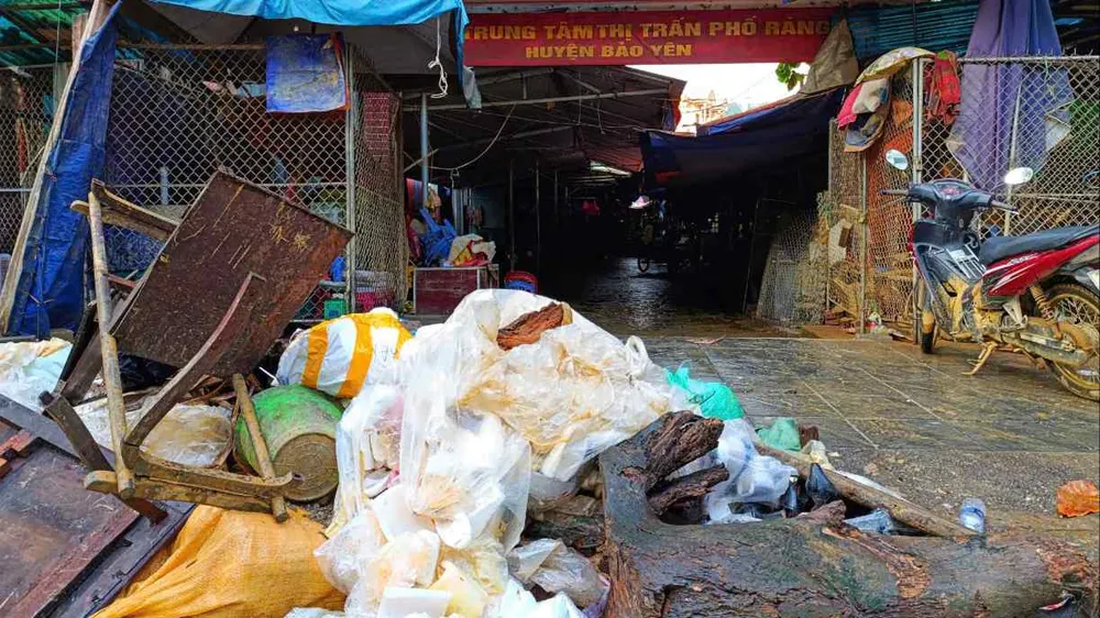 Thị trấn Phố Ràng ngổn ngang sau khi nước rút