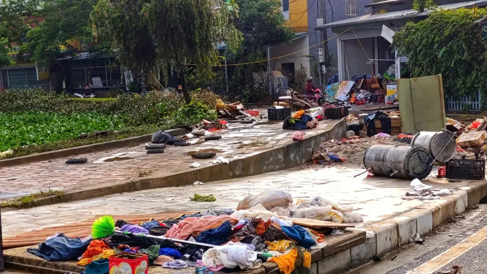 Khu vực chợ đêm Phố Ràng, huyện Bảo Yên, tỉnh Lào Cai tan hoang, ngập chìm trong rác sau khi lũ rút. Ảnh: LƯU THỦY