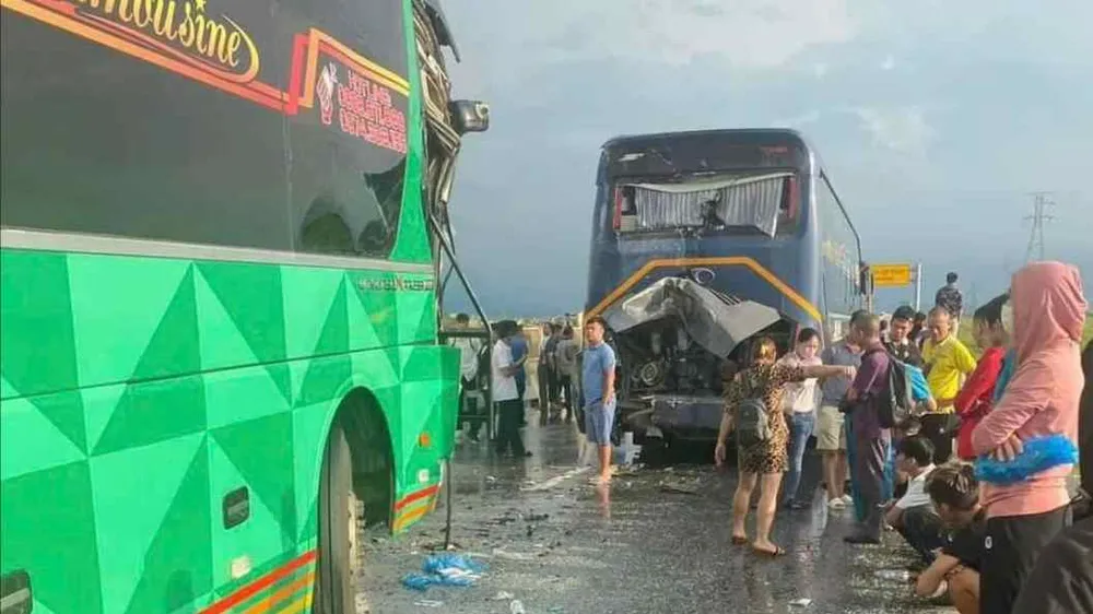 Xe khách va chạm nhau trên cao tốc Diễn Châu - Bãi Vọt, ách tắc kéo dài