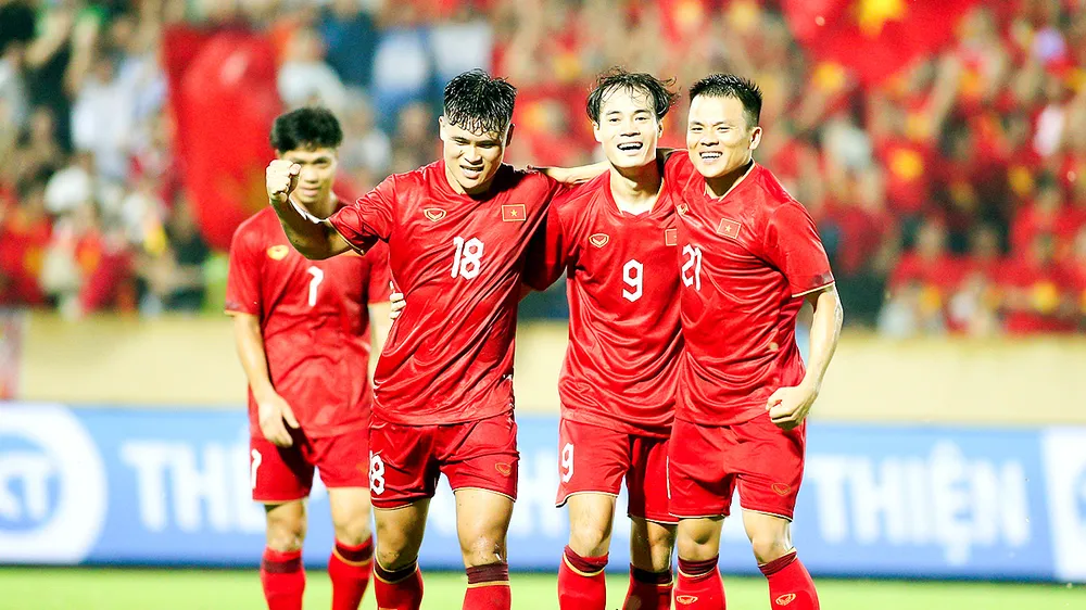 Học và làm bóng đá thật sự