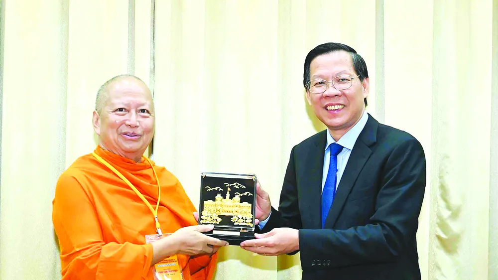 Chủ tịch UBND TPHCM Phan Văn Mãi trao quà lưu niệm đến Hòa thượng, GS-TS Phra Brahmapundit, Chủ tịch Ủy ban Tổ chức Quốc tế Đại lễ Vesak Liên hợp quốc. Ảnh: VIỆT DŨNG