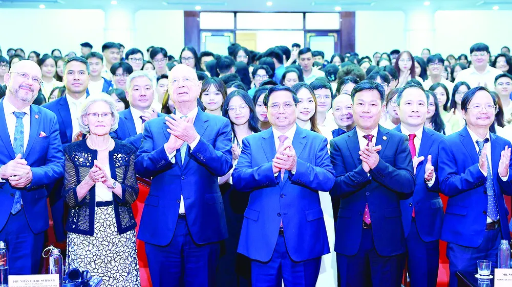 Thủ tướng Phạm Minh Chính và GS Klaus Schwab với sinh viên, thanh niên Việt Nam. Ảnh: TTXVN