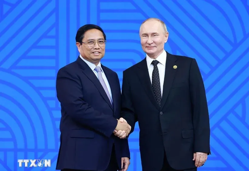 Tổng thống Liên bang Nga Vladimir Putin, Chủ tịch Nhóm BRICS năm 2024 đón Thủ tướng Phạm Minh Chính. Ảnh: TTXVN