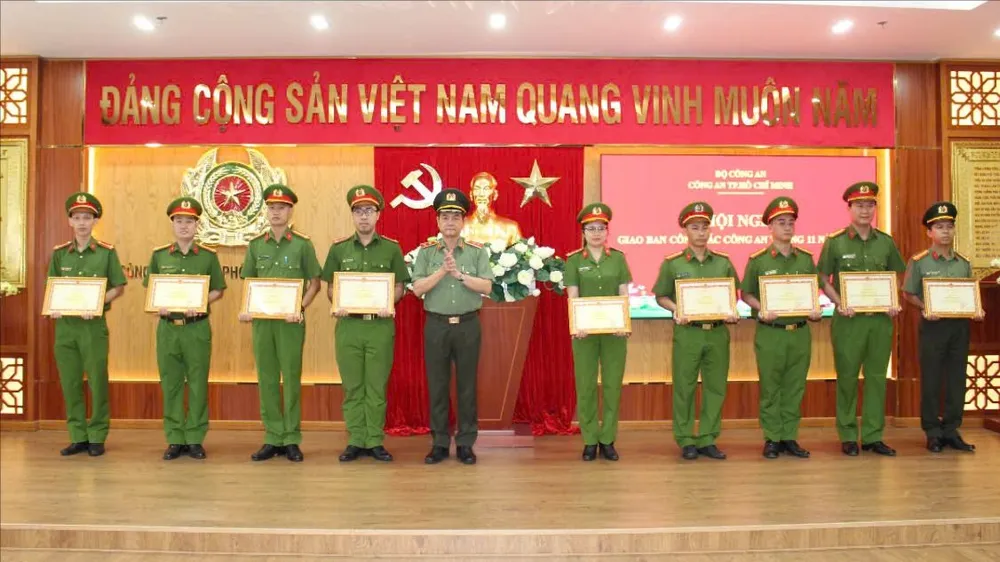Trung tướng Lê Hồng Nam, Giám đốc Công an TPHCM trao khen thưởng cho các tập thể, cá nhân có thành tích xuất sắc