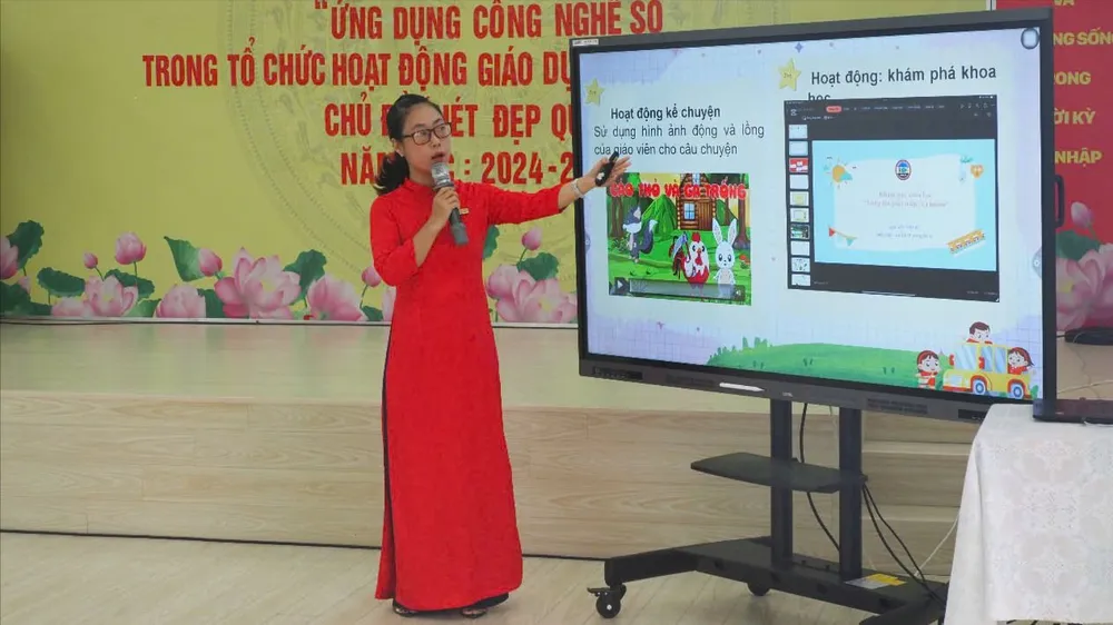 Cô Lưu Thị Phương Thanh, giáo viên Trường Mầm non Hoa Lư (quận 1) thuyết trình về bài giảng ứng dụng công nghệ thông tin tại hội thi