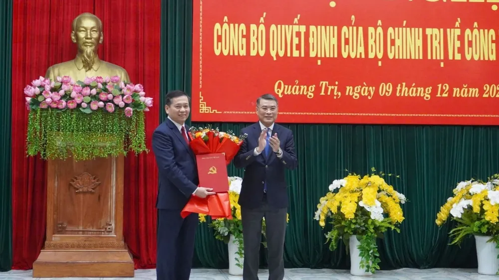 Đồng chí Lê Minh Hưng trao Quyết định của Bộ Chính trị cho đồng chí Nguyễn Long Hải