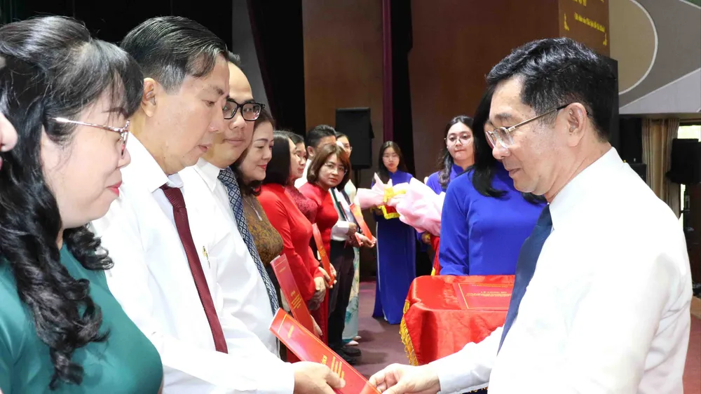 Phó Chủ tịch Thường trực UBND TPHCM Dương Ngọc Hải trao quyết định chúc mừng cán bộ chủ chốt các phường mới tại quận 4 sau sắp xếp