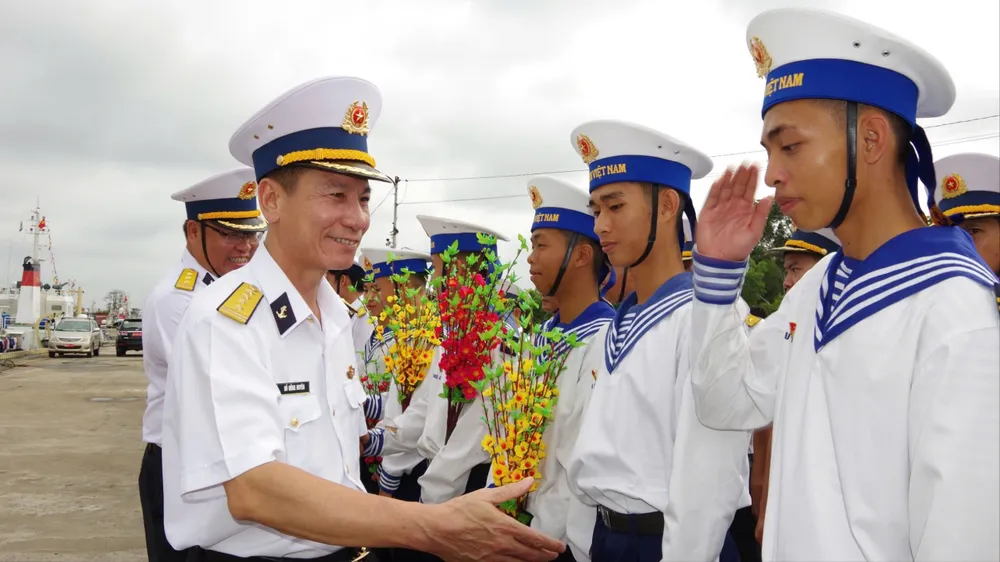 Đoàn công tác xuất phát thăm, chúc tết chiến sĩ trên vùng biển, đảo phía Nam
