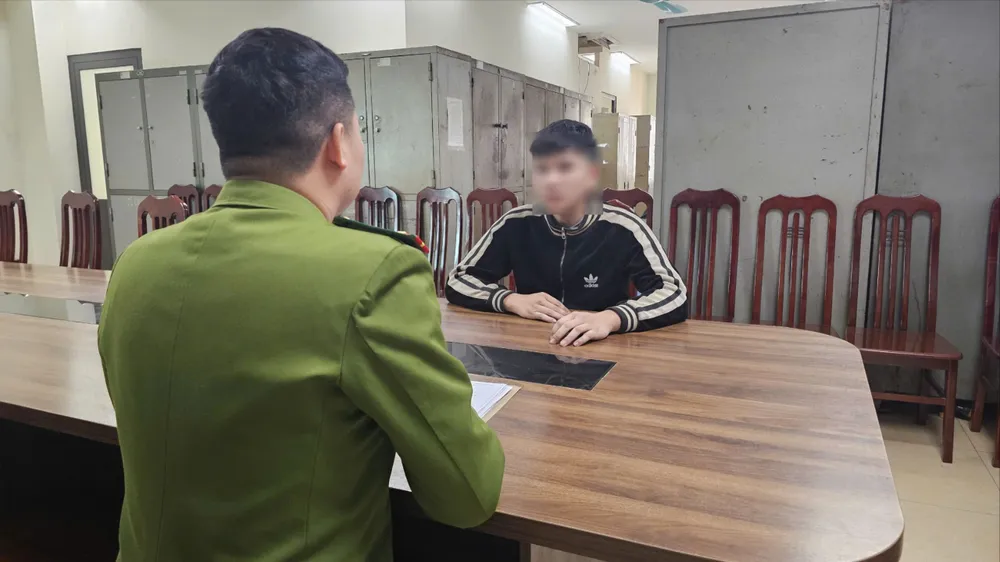 Tạm giữ nam thanh niên tông gãy xương cảnh sát sau trận chung kết lượt đi Việt Nam -Thái Lan
