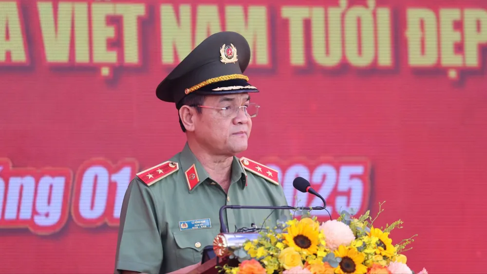 Lãnh đạo các đơn vị tại Lễ khai mạc Chuỗi hoạt động Xuân Chiến sĩ - Ấm tình đồng đội năm 2025. Ảnh: HOÀNG HIẾU 