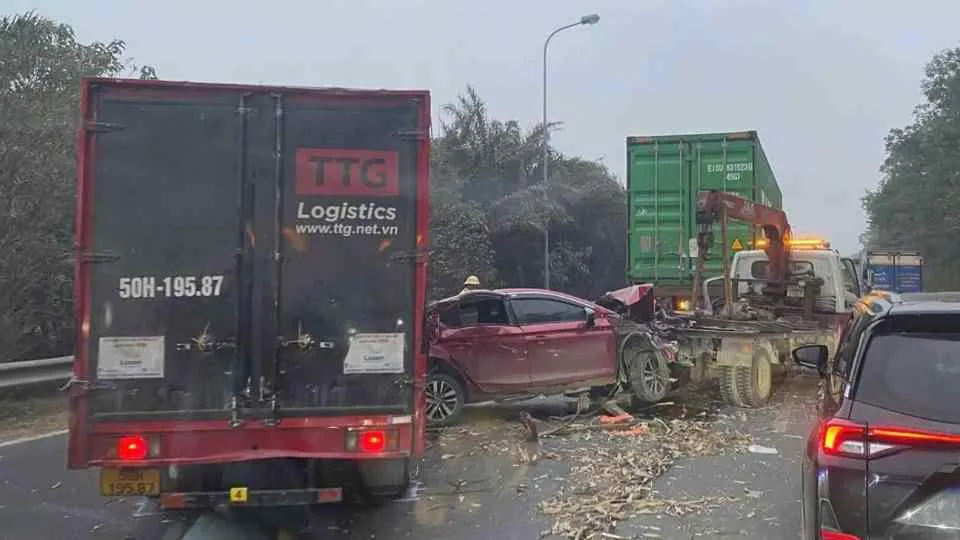 Đại lộ Thăng Long ùn tắc kéo dài sau tai nạn liên hoàn giữa 4 ô tô