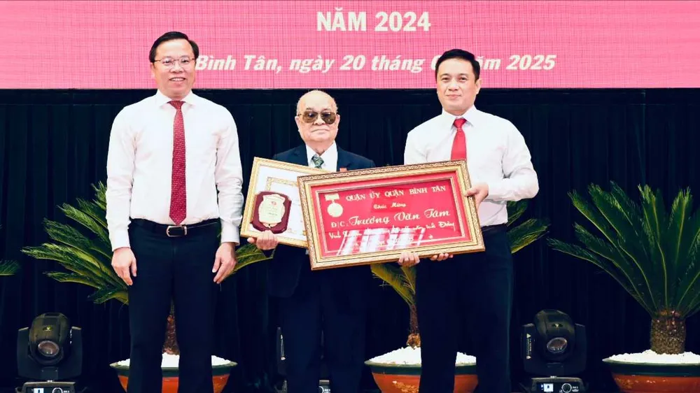 Quận Bình Tân trao Huy hiệu Đảng đến 128 đồng chí đảng viên cao tuổi Đảng