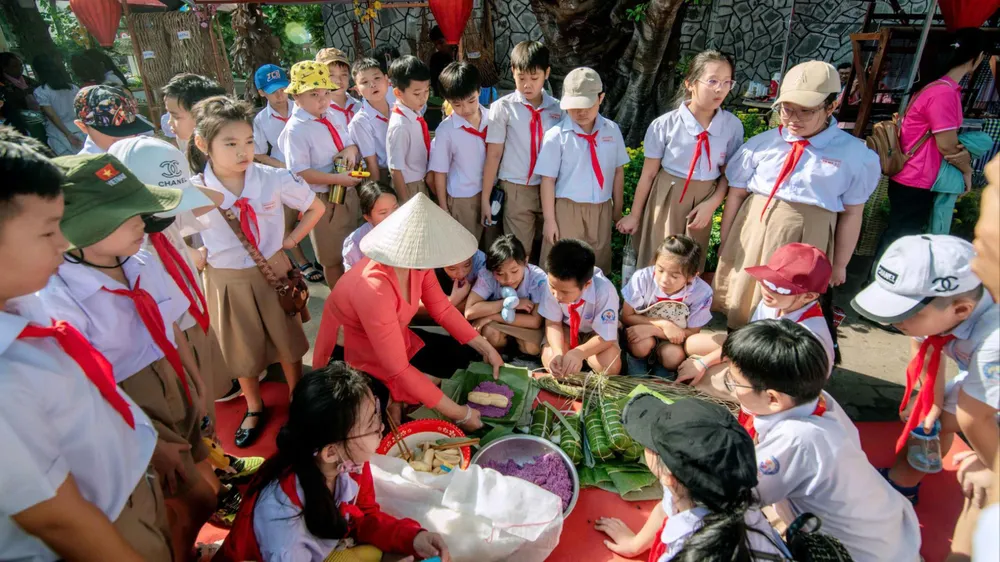 Quang cảnh khai mạc "Sắc Xuân miệt vườn"