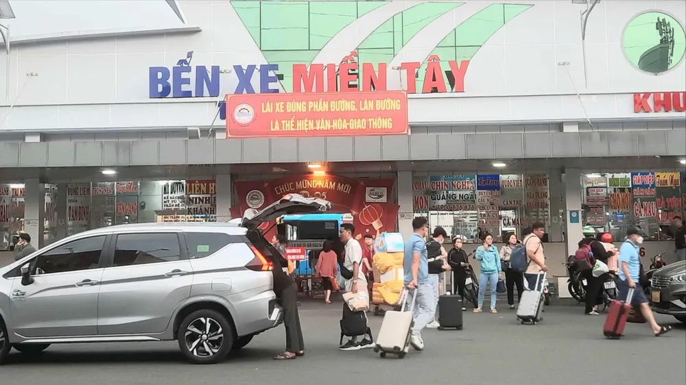 Nhộn nhịp người dân bắt đầu về quê đón tết