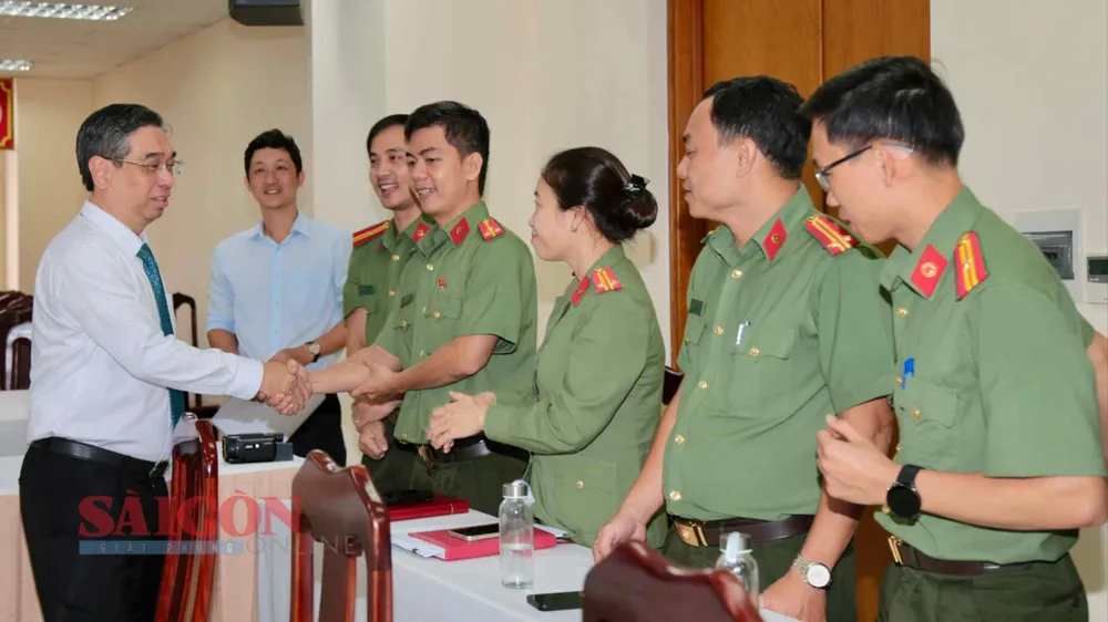 Phó Bí thư Thành ủy TPHCM Nguyễn Phước Lộc chúc tết CSGT TPHCM. Ảnh: DŨNG PHƯƠNG