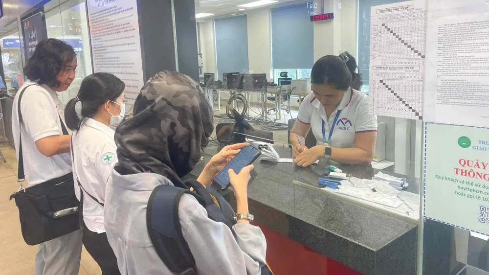Ngày thứ hai metro thu phí: Không còn vé viết tay