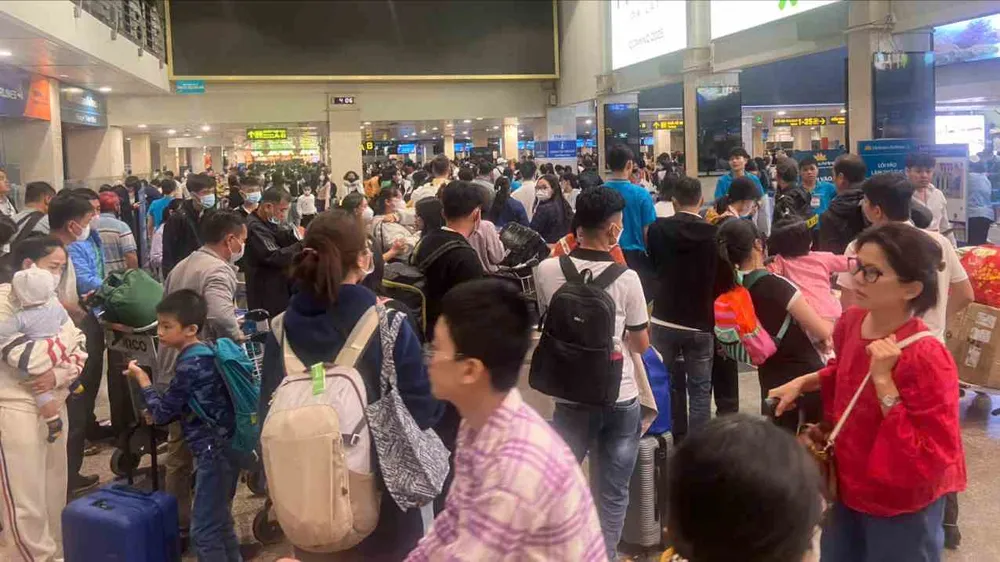 Sân bay Tân Sơn Nhất quá tải