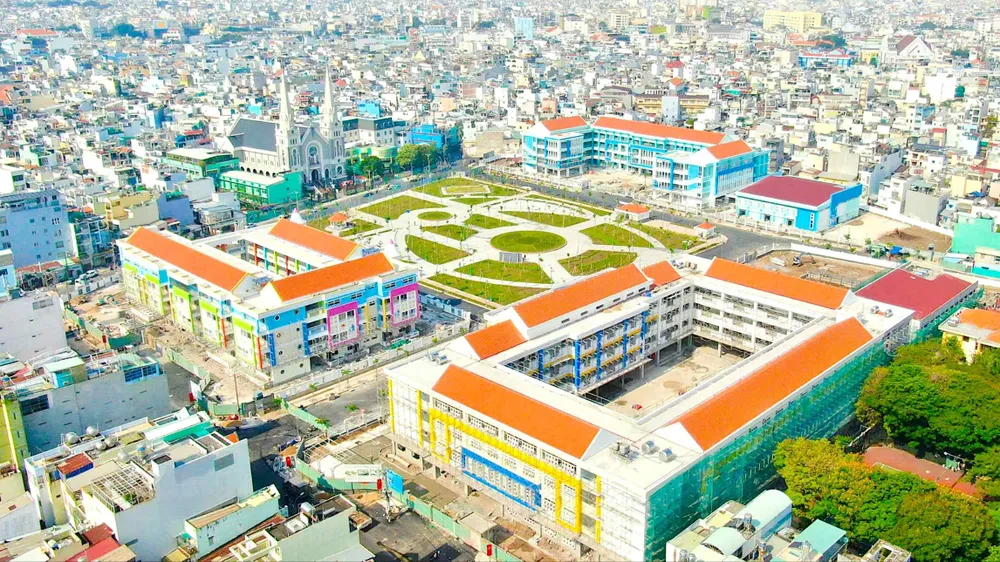 Phút thư giãn của người lao động trên công trường cụm 3 trường học mới ngày đầu Xuân Ất Tỵ.