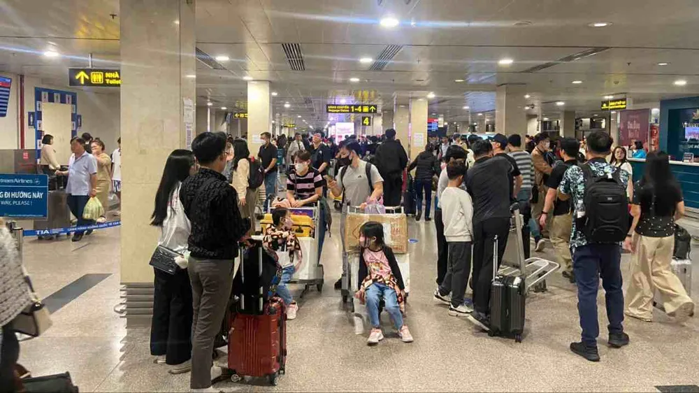 Sân bay Tân Sơn Nhất đón hơn 150 ngàn hành khách đến và đi trong ngày mùng 5 Tết