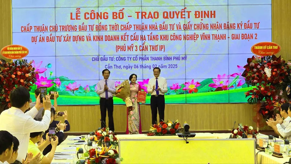 Lãnh đạo TP Cần Thơ tặng hoa chúc mừng và trao quyết định chấp thuận chủ trương đầu tư, giấy chứng nhận đăng ký đầu tư cho đại diện chủ đầu tư