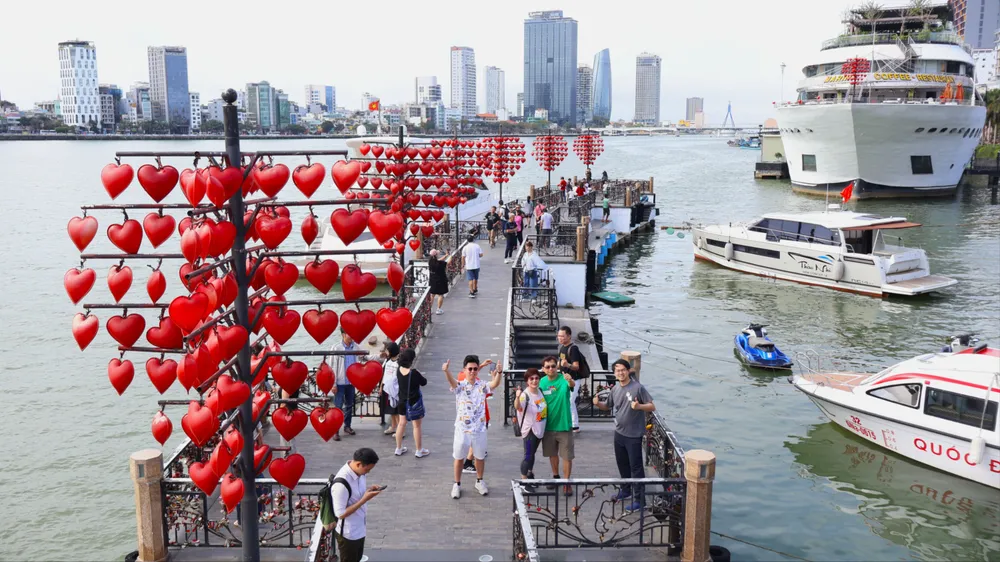 Cầu Tình yêu Đà Nẵng (đường Trần Hưng Đạo, quận Sơn Trà, TP Đà Nẵng) là điểm check-in "đặc biệt" của những cặp đôi vào dịp lễ Valentine hằng năm