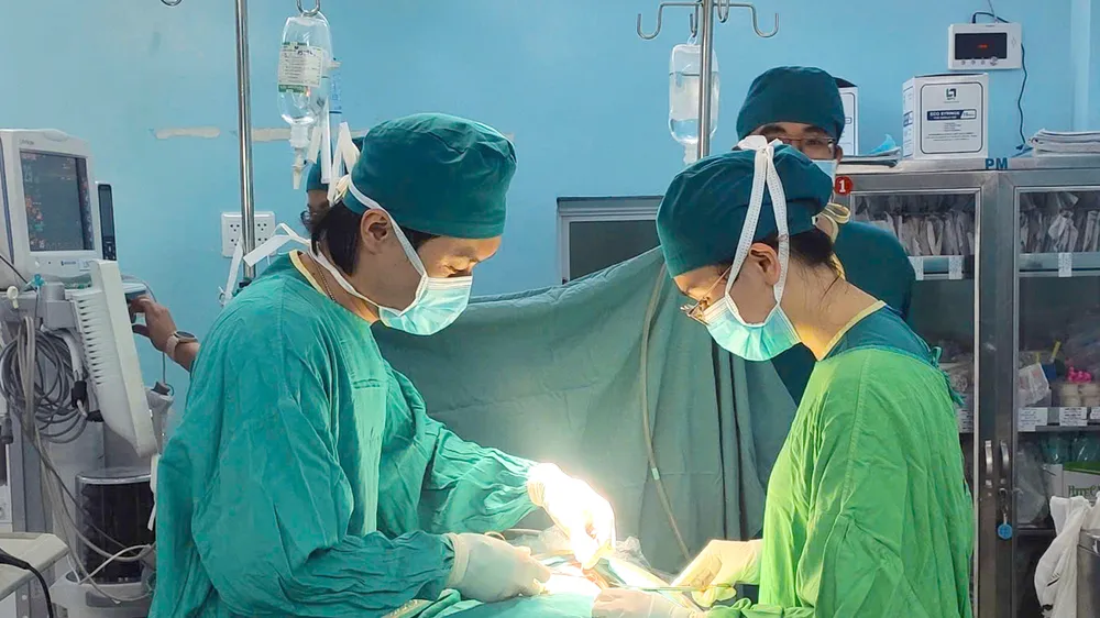 Ê kíp phẫu thuật của Bệnh viện Nhi đồng 2 TPHCM lấy ra hơn 100 con giun đũa gây tắc ruột một bệnh nhi 2 tuổi