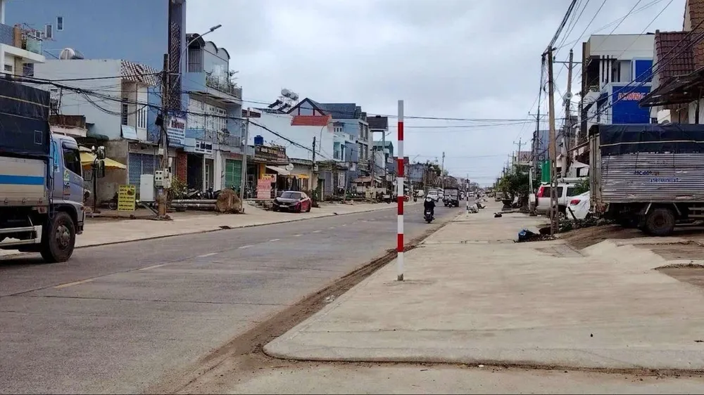 Đã tháo dãy biển báo cấm đậu xe “xếp lớp” trên Quốc lộ 27