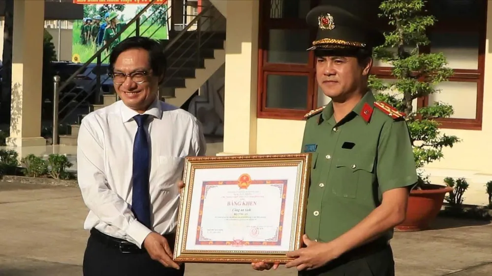 Đồng Nai: Khen thưởng tập thể, cá nhân triệt phá đường dây lừa đảo công nghệ cao