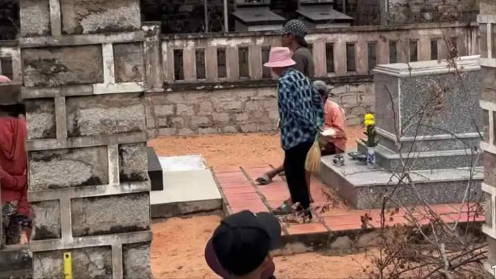 Nhóm người có hành vi "xin đểu". Ảnh cắt từ video