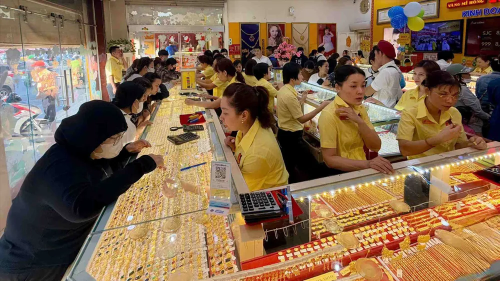 Khách hàng mua vàng tại tiệm vàng Mi Hồng