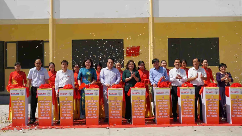 Chương trình “Thắp sáng niềm tin - Vượt khó đến trường”: Tặng học bổng, bàn giao công trình trường học hơn 6 tỷ đồng tại Bến Tre