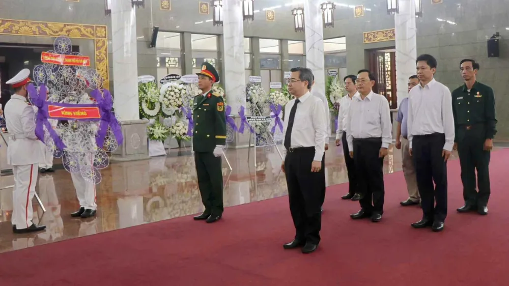 Đồng chí Nguyễn Thanh Nghị viếng Đại tá, Anh hùng Lực lượng vũ trang nhân dân Lê Hải