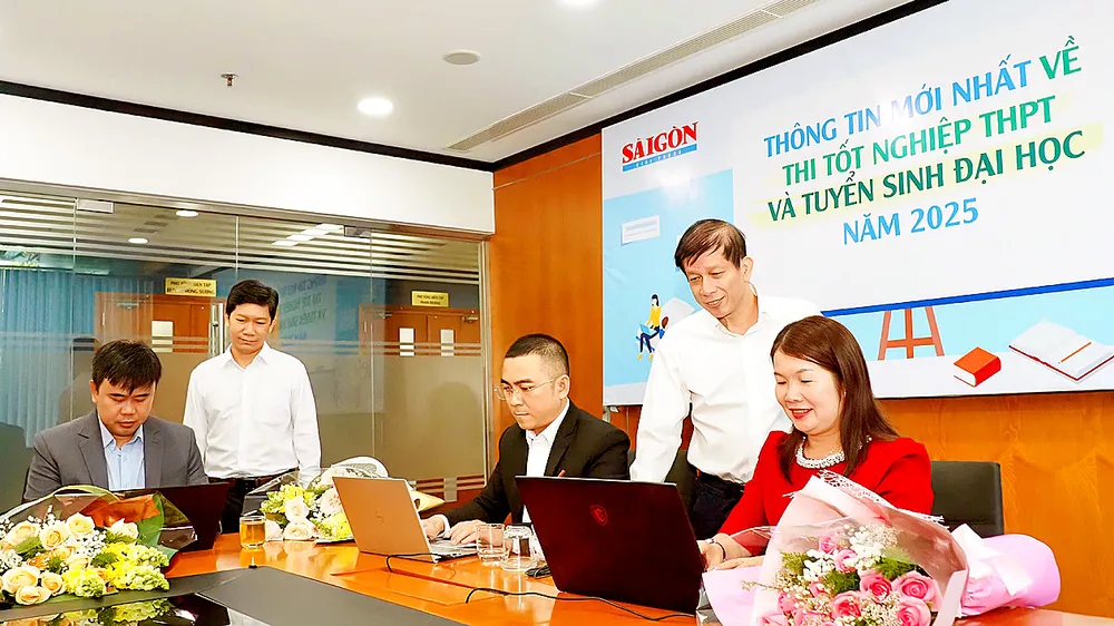 Phó Tổng Biên tập phụ trách Báo SGGP Nguyễn Khắc Văn trao đổi nội dung giao lưu cùng các khách mời. Ảnh: HOÀNG HÙNG