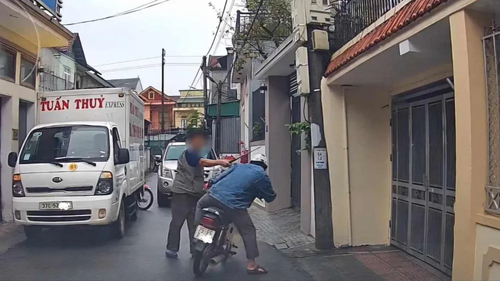 Làm rõ việc tài xế xe tải dùng gậy tấn công người đi đường