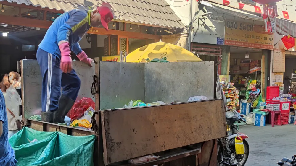Đơn vị thu gom rác thải sinh hoạt tại phường 5, quận Gò Vấp, TPHCM. Ảnh: Thanh Hiền