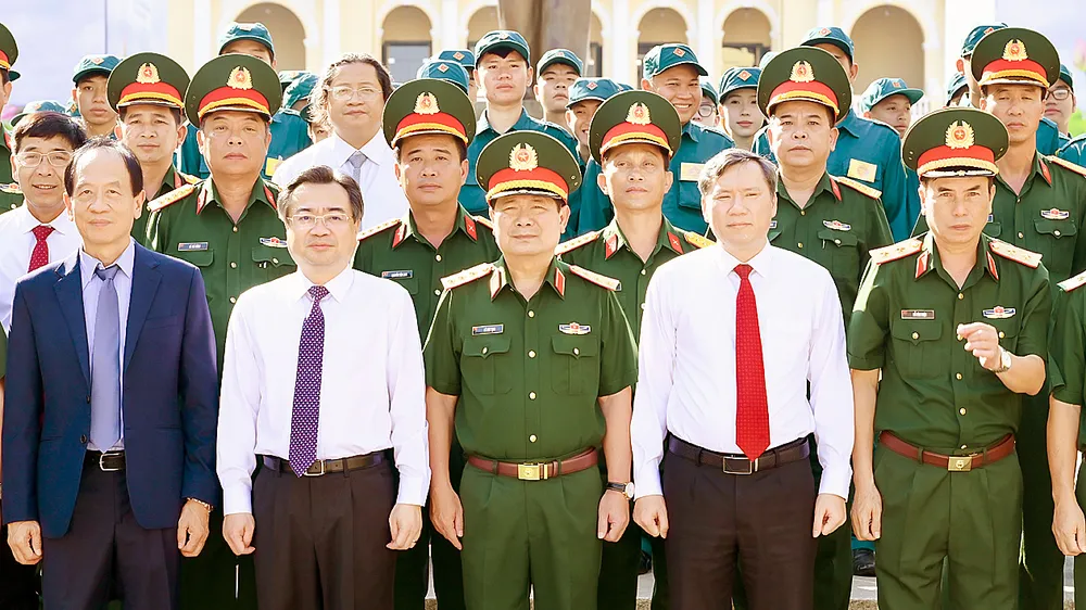 Đoàn đại biểu Ban Chỉ đạo Hội thảo khoa học cấp quốc gia Kỷ niệm 50 năm Ngày Giải phóng miền Nam, thống nhất đất nước dâng hoa Chủ tịch Hồ Chí Minh tại Công viên Tượng đài Chủ tịch Hồ Chí Minh. Ảnh: LÊ MINH