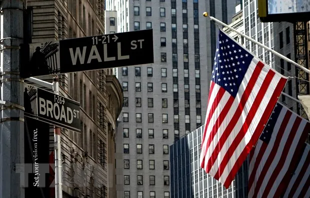 Phố Wall ở khu tài chính Manhattan, New York, Mỹ. Ảnh: AFP/TTXVN